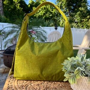 BAGGU standard shoulder bag in Avocado